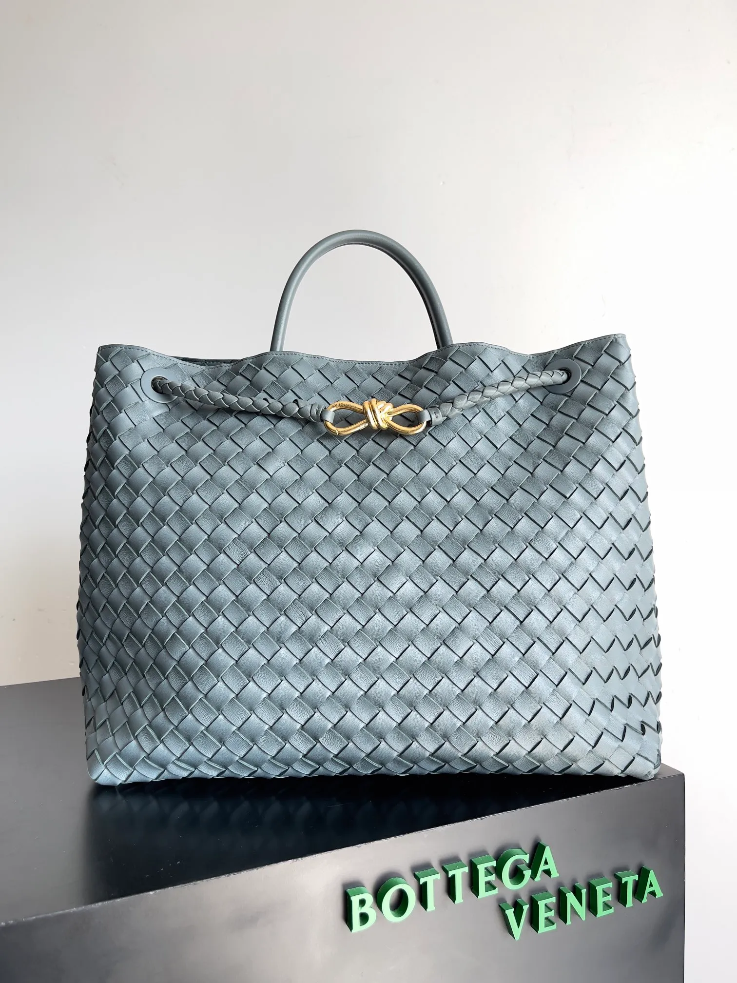 Batch 3760 Recently, the same style of bag that celebrities love is both high-end and practical. Michelle Yeoh, Kim Namjoon, Jing Boran, Tong Liya, Sun Qian, Wu Qianyu, Du Juan, Ma Yili and Bai Baihe are all carrying Bottega Veneta summer series Andiamo handbags. Andiamo has a simple structure and rounded lines. The whole piece is made of Nappa leather. It is comfortable, soft and dynamic. It adds interest to daily life and can be easily matched with various styles. Andiamo handbags are available in three sizes: small, medium and large. There are many colors to choose from, which can meet different needs. You can really carry it whether it is daily or attending events. Style number: 743575 Size: 45*22*34 including handle height 44cm